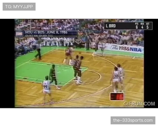 伯德无球跑动牵制防守，拉开空间改变绿军进攻结构